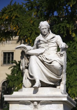 Wilhelm von Humboldt vor der Humboldt-Universität in Berlin